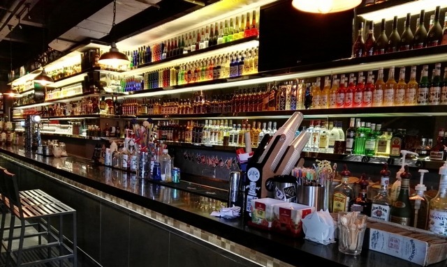 广州岗顶美食街,岗顶地铁口美食街