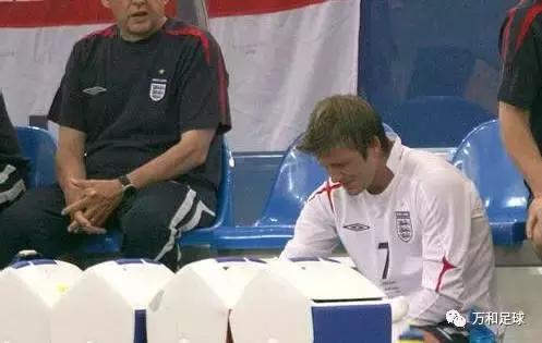 足球球场上的感人瞬间,球场上的感人瞬间放弃射门