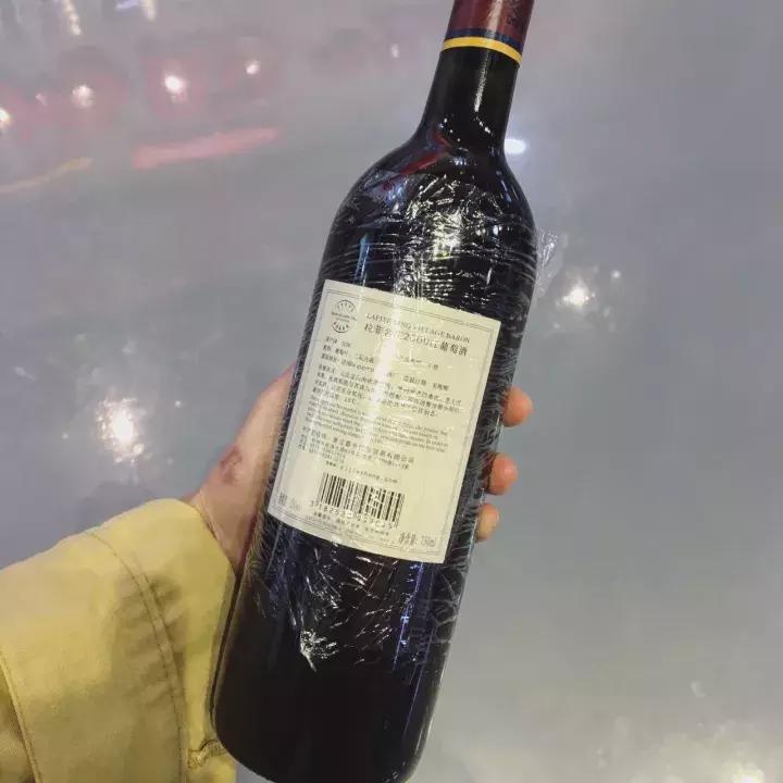 如何通过标签鉴别红酒 (从标签上如何鉴别红酒的好坏)