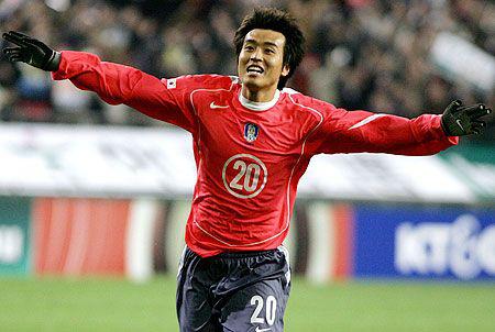 李玮峰与李东国的对抗,李玮锋一人单挑三个韩国球员