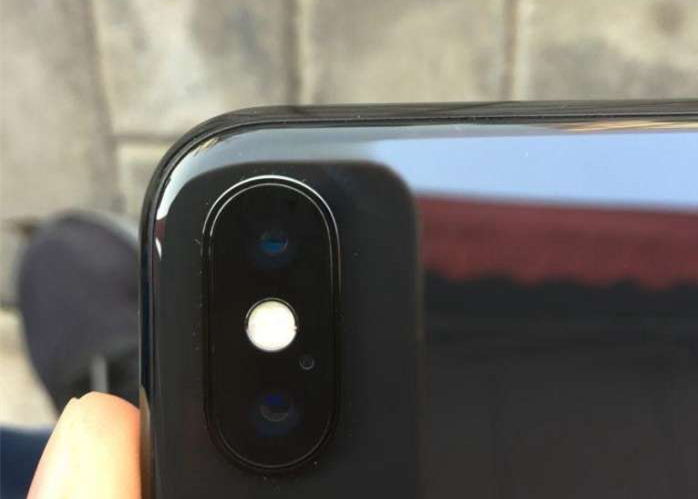 苹果x屏幕出现彩虹斑,iphonex屏幕底部出现黑斑