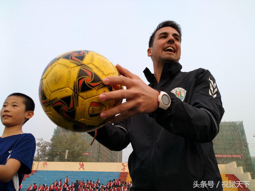 山东滨州:洋外教霸气进校园足球场点兵嗨翻天