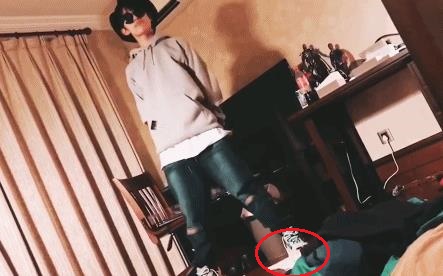 千玺买新鞋舍不得踩,小心翼翼的样子真逗,这么贵的鞋是该保护好