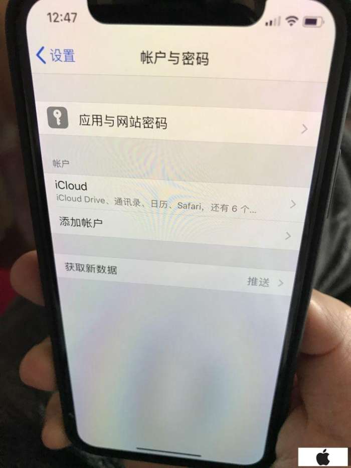苹果x屏幕出现彩虹斑,iphonex屏幕底部出现黑斑