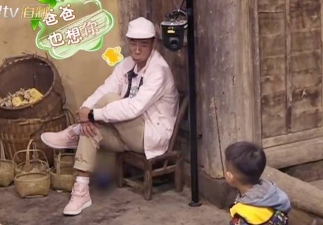 应采儿jasper为陈小春应援 (jasper看应采儿亲陈小春的眼神)