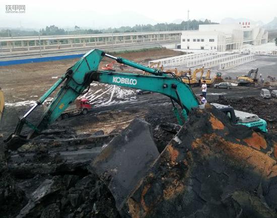 买挖掘机二手,买二手神钢挖机