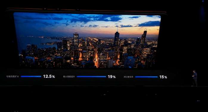 老罗用的手机发布会上讲售后,老罗很朴实的一场高科技发布会