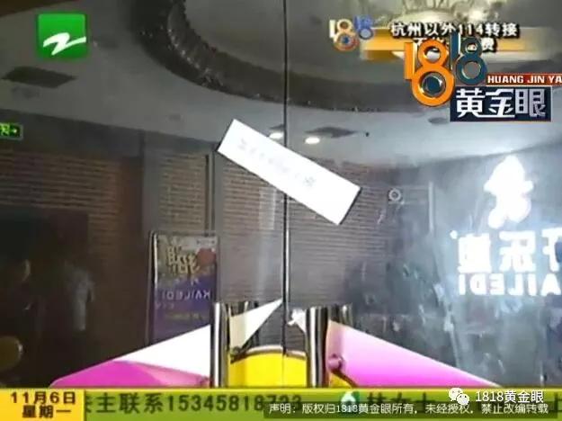 杭州转塘一商场里，多个男的偷偷摸摸在“暗门”里，他们在干嘛？