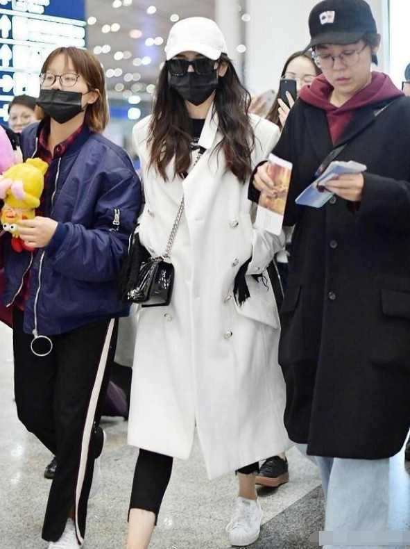 25岁迪丽热巴和40岁袁泉撞衫,25岁迪丽热巴撞衫29岁马思纯