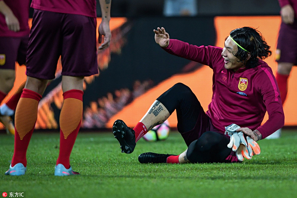 国足王大雷出场观众,王大雷手抛球吓坏里皮