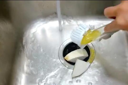 厨房垃圾桶老是黏黏糊糊,厨房垃圾桶小妙招