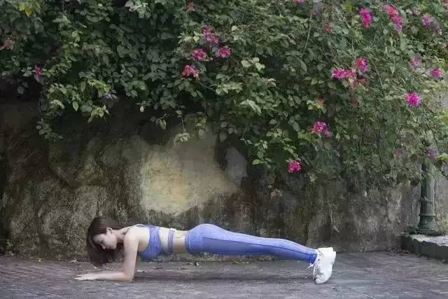 每天做多久的平板支撑才会有效果,坚持一个月的平板支撑会发生什么