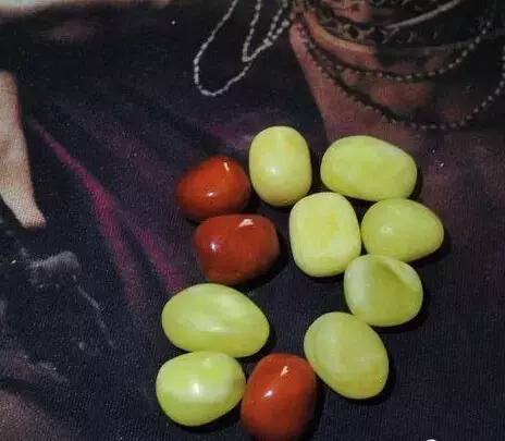 藏区老蜜蜡极品鸡油黄,鸡油老蜜蜡用紫光灯打是什么颜色