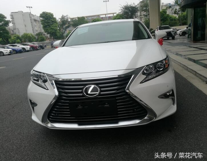 33万提雷克萨斯ES座椅让人无法自拔朋友看了内饰说后悔买了皇冠