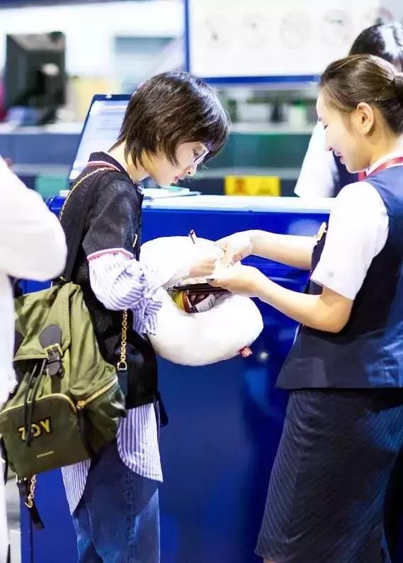 刘雯背过的红蓝色包包,刘雯和热巴双肩包