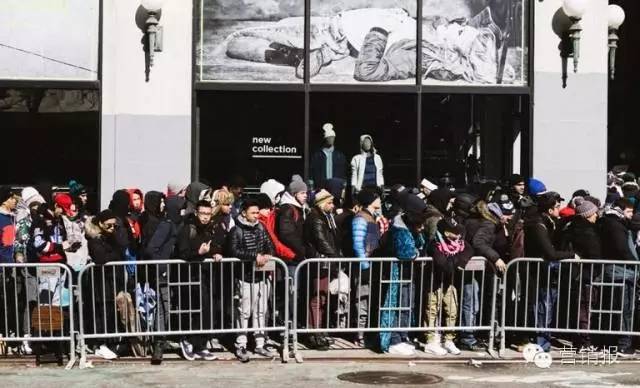 1件T恤卖上千元美金抢购现场需警察维持秩序，Supreme为什么这么牛！