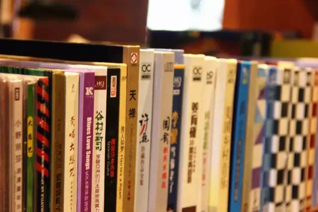 纸牌屋里的烤肋排来南京了！但要坐在公路上吃你敢不敢？！