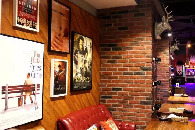 纸牌屋里的烤肋排来南京了！但要坐在公路上吃你敢不敢？！