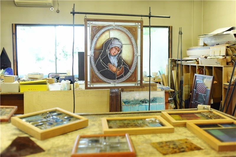 彩色玻璃大师高井啓司:“经验和情感都可以分享,但‘悟’是万万不能的。”|日本工艺寻访之旅Vol.5