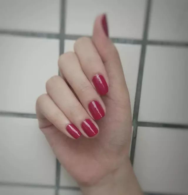 怎样才能涂指甲油是正确的方法,涂指甲油的正确步骤和方法