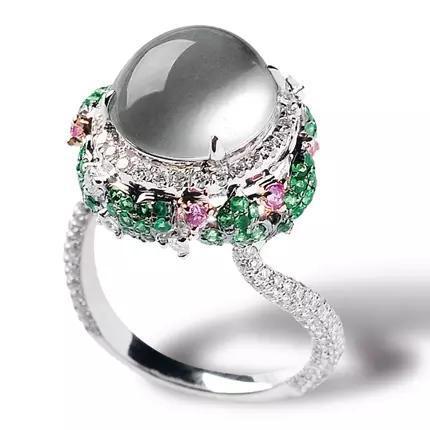 影视界貌不出众的“肥姐”！千万翡翠从不离身！