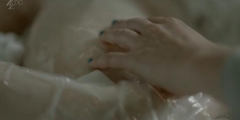 男友车祸去世女友开棺取骨陪伴,男友车祸去世后女孩召唤灵魂