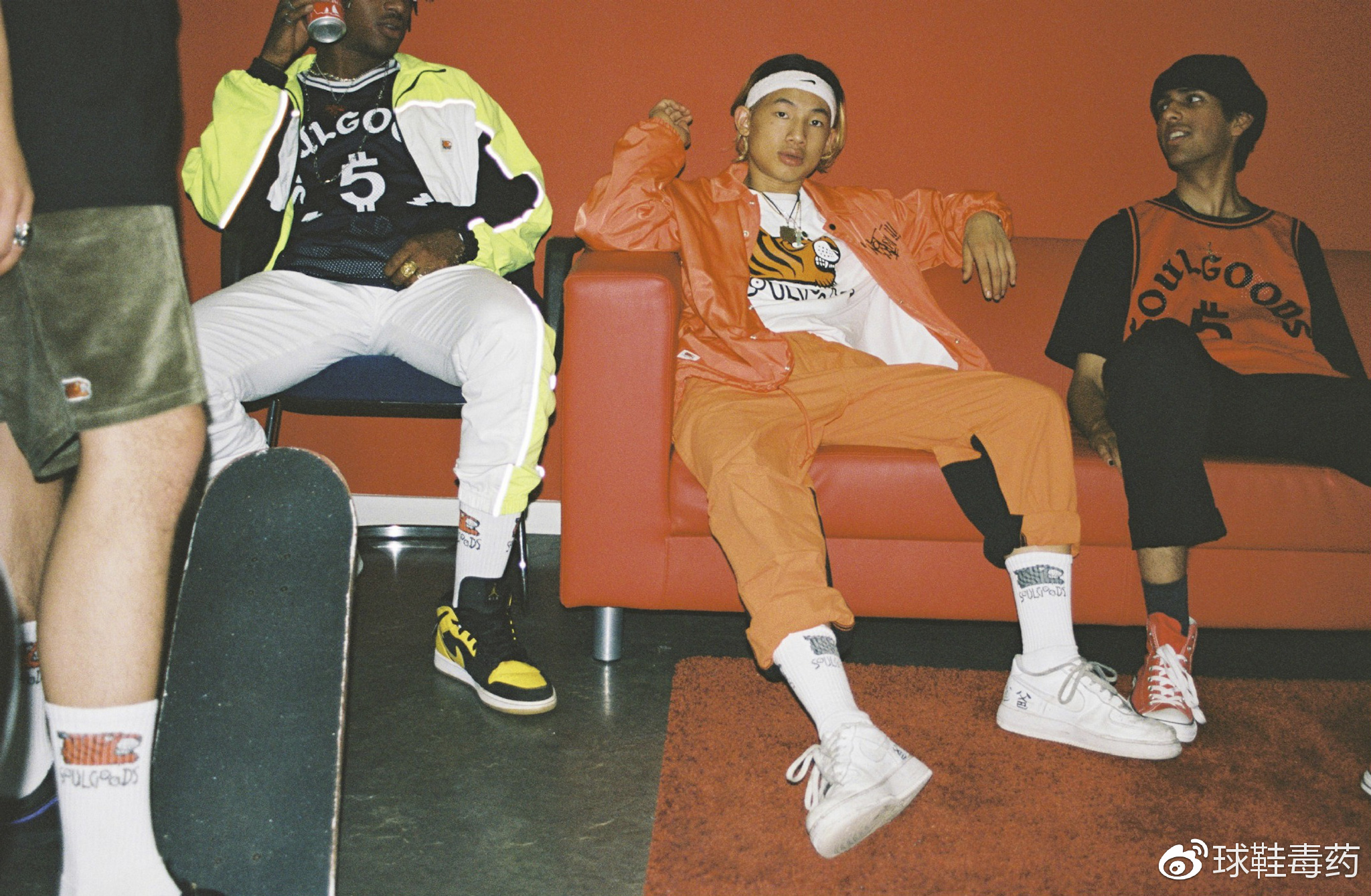 球鞋与袜子为什么那么滑,袜子总是滑到鞋底