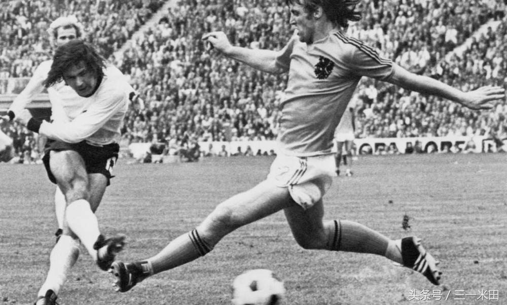 2016年欧洲杯金球奖金靴奖,历届欧洲足球金球奖得主捧杯图片