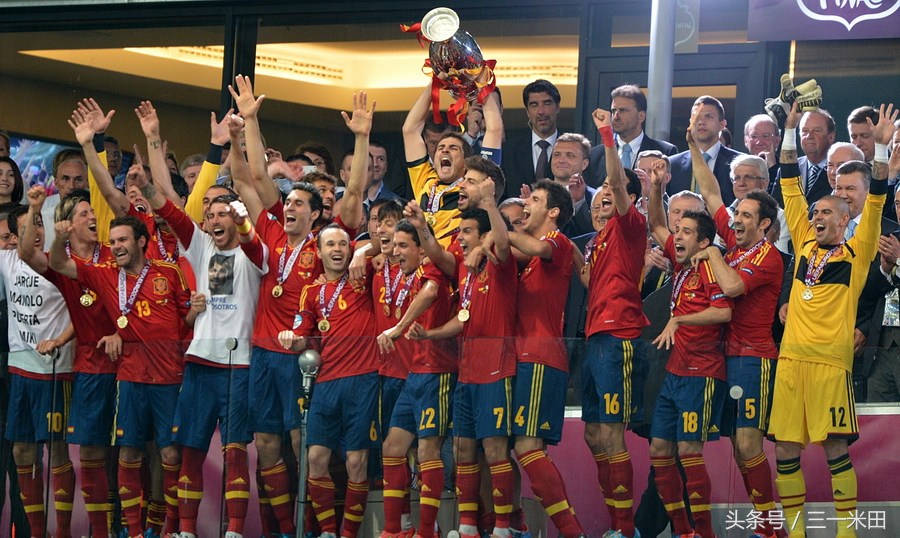 2016年欧洲杯金球奖金靴奖,历届欧洲足球金球奖得主捧杯图片