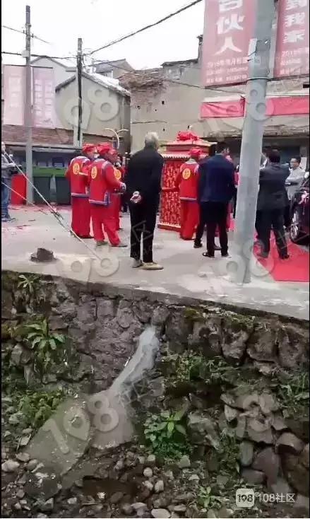 绍兴又双叒叕现土豪婚礼！摩托机车队迎亲，10层大酒店做嫁妆！