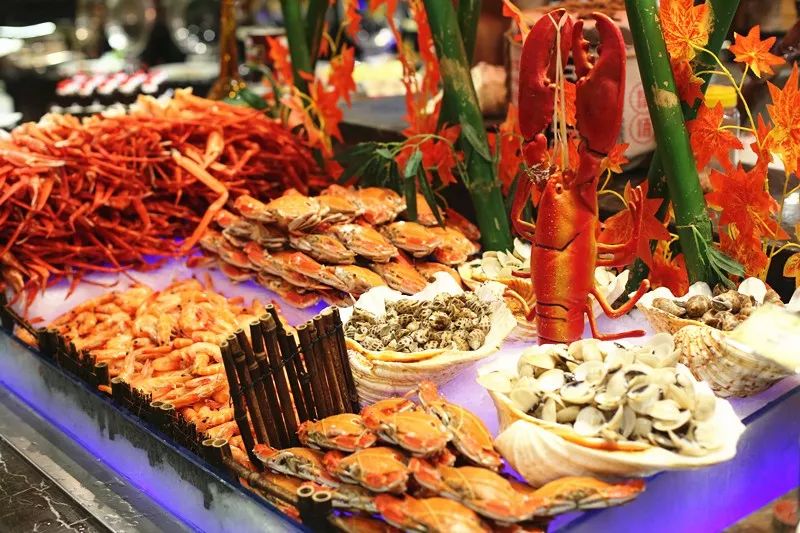 好吃的美食推荐三文鱼,红魔虾甜虾三文鱼刺身自助济南