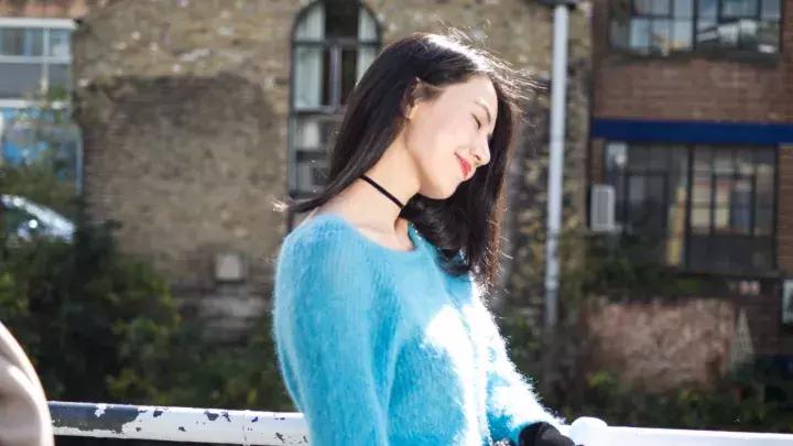 红色毛衣配什么毛衣链好看,想把毛衣穿时髦从拒绝这3款开始