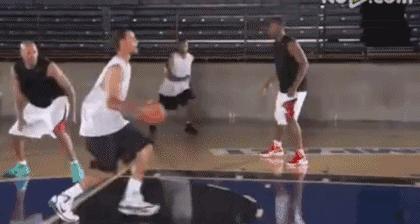 库里的进攻招式之一:把后撤步变成“小碎步”用来欺骗防守人!