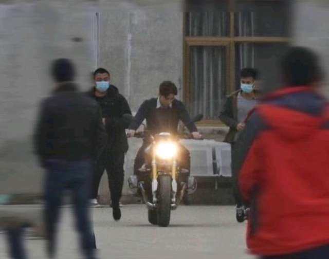 李易峰穿皮衣骑摩托车，现身纽约街头撩妹，粉丝直呼受到了暴击