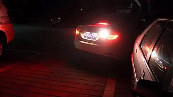 晚上倒车灯太暗,倒车时屁股后面什么都看不见