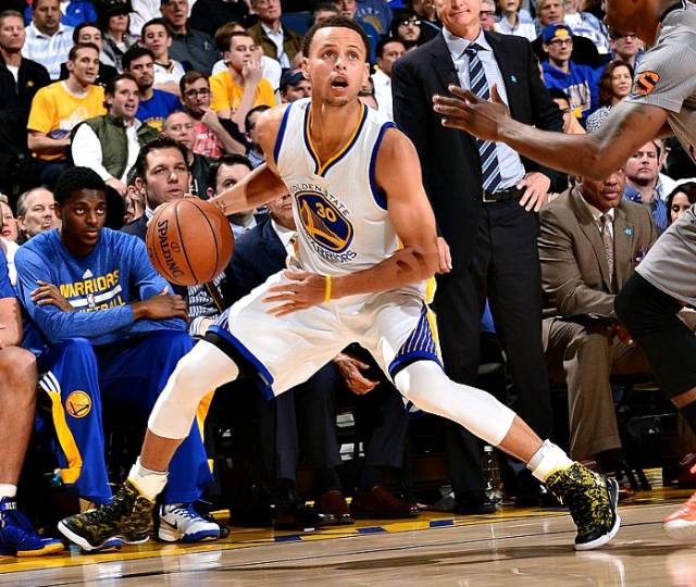 库里的进攻招式之一:把后撤步变成“小碎步”用来欺骗防守人!