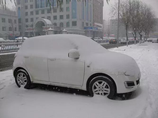 下雪天路面湿滑该怎么开车,大雪路上如何驾驶