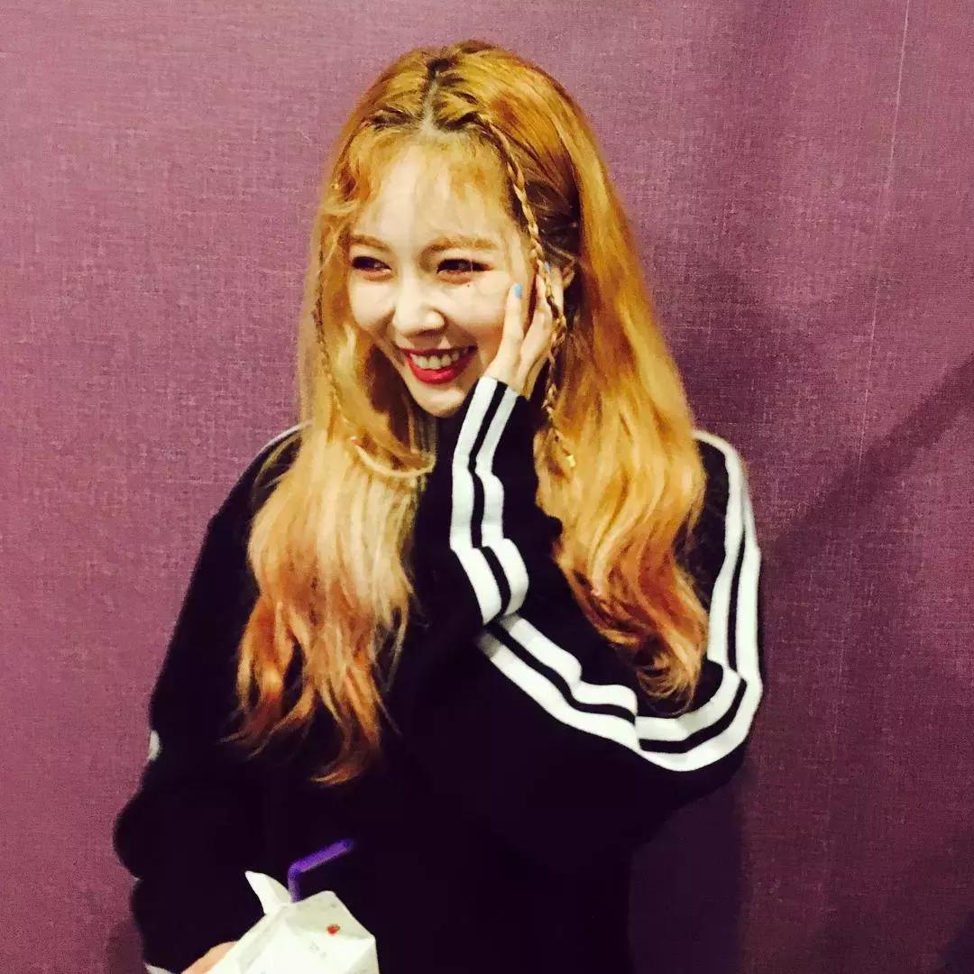 韩国明星穿大衣男,韩国明星都穿什么羽绒服