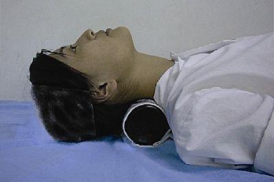 躺酒瓶子能治颈椎病吗,用酒瓶子治疗颈椎病会痊愈吗