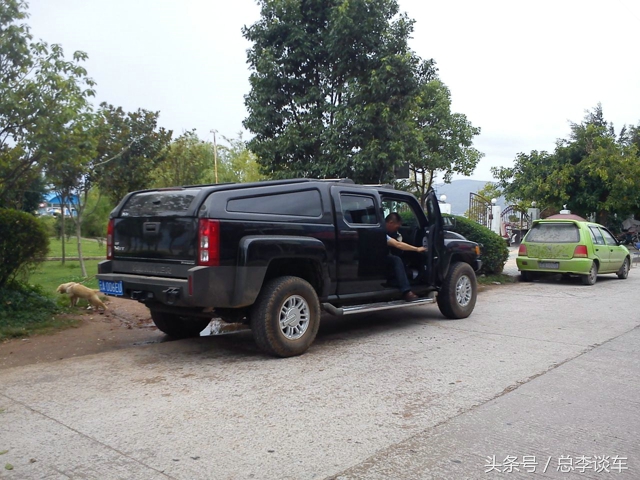 贵州唯一的黄牌悍马H1，比黄牌劳斯莱斯还稀有，一般的车位停不下