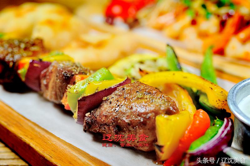 这家西餐厅融合欧美风味与中西风味，披萨永远比别人家多一块