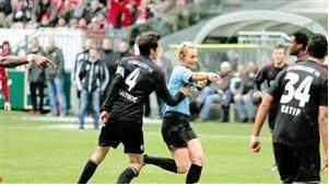 足球场上的美女裁判视频,足球赛场上的美女