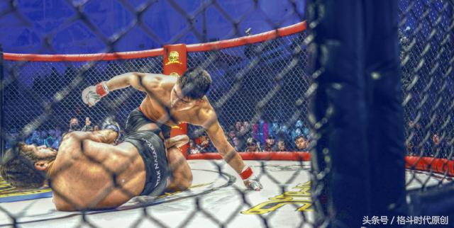 15岁离家追格斗梦小伙因伤退赛,90后悍将替补战世界第一格斗赛