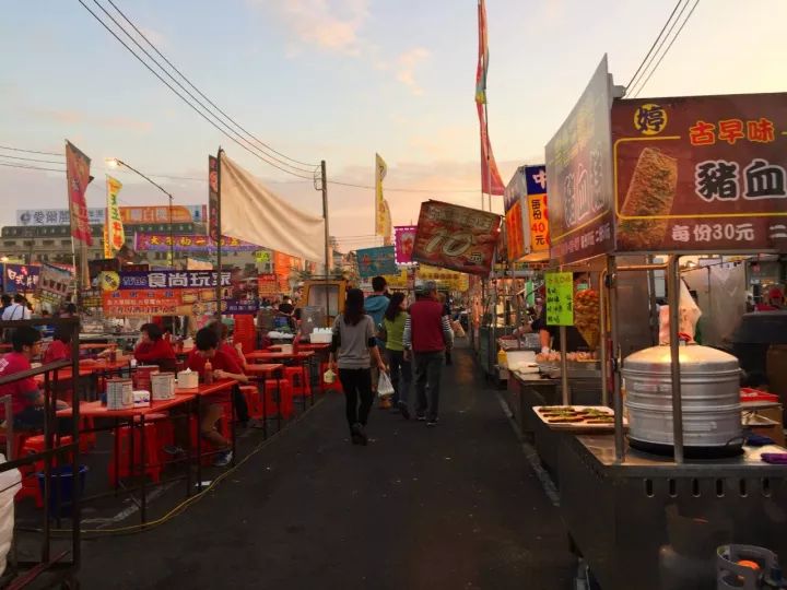 各位吃货请注意,由台北开往高雄的“逛吃”号列车即将发车!