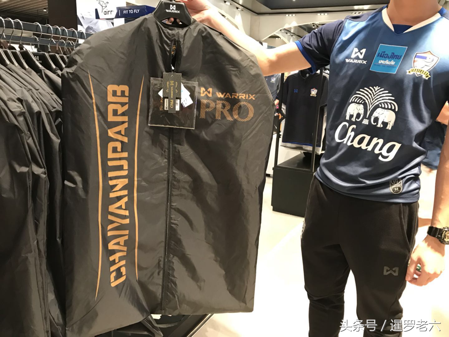 看看泰国国家队的球员版战袍！材质一流、设计精简，不到四百元！