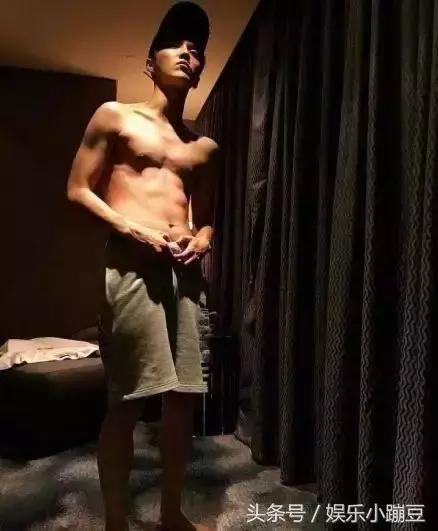 娱乐圈肌肉男神：鹿晗腹肌明显吴磊千玺竟然也有，吴尊的好害羞！
