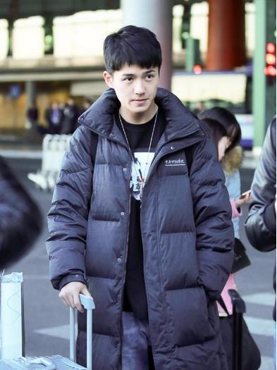 刘昊然易烊千玺中戏羽绒服,刘昊然易烊千玺中戏