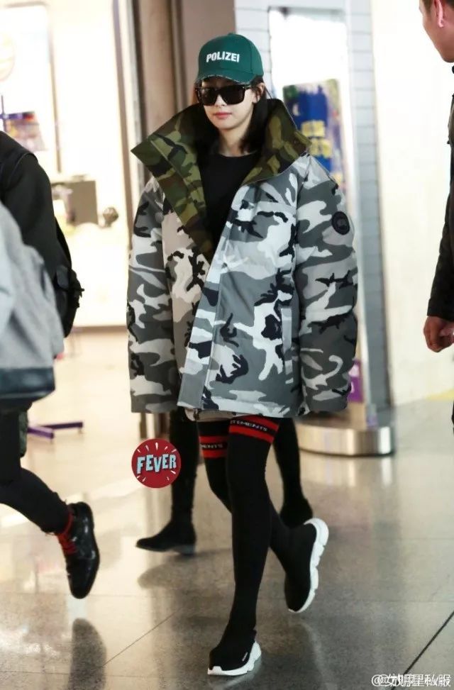 鹿晗刘昊然同款羽绒服,刘昊然中戏羽绒服机场