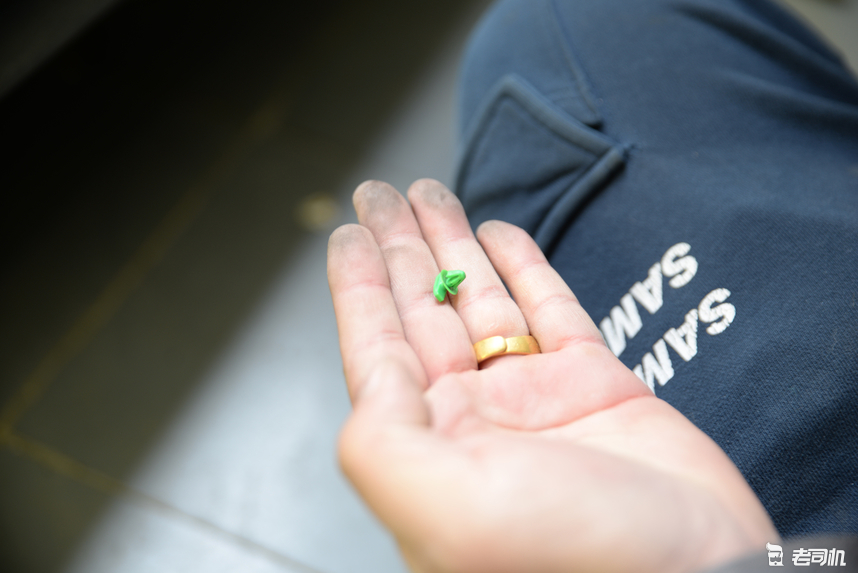 车身小凹陷有必要钣金喷漆吗,车门凹陷是钣金喷漆还是做无痕