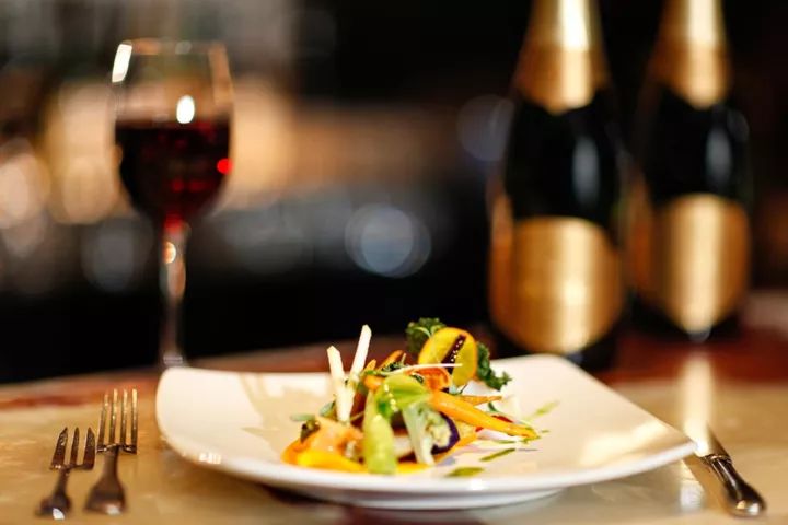 餐厅用菜谱点菜好还是看菜点好,餐厅如何做到点菜方便出菜快